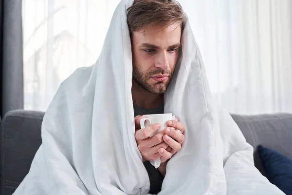 Mann sitzt unter Decke — Stockfoto