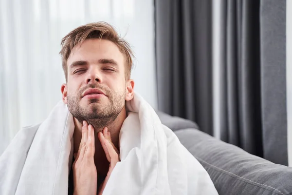 Hombre sosteniendo doloroso cuello — Foto de Stock