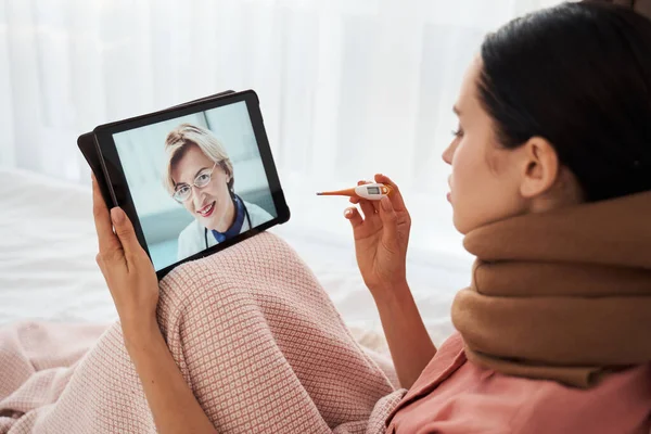 Sick woman looking at temperature — Stock Photo, Image