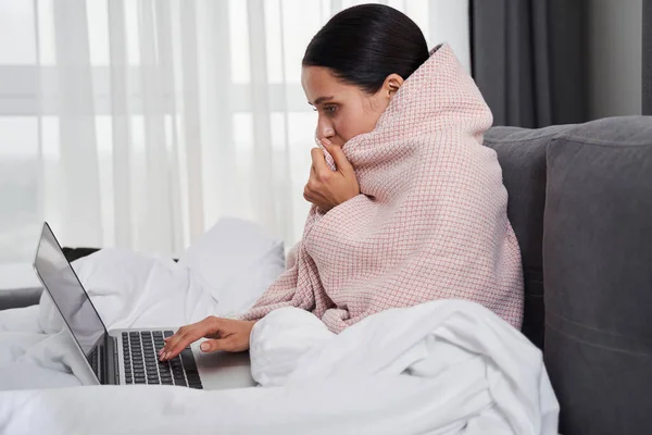 Vrouw gewikkeld in een deken — Stockfoto