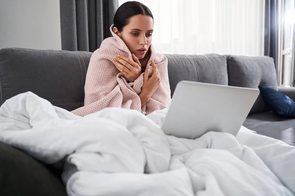 Mujer con fiebre y fuerte dolor de cabeza — Foto de Stock