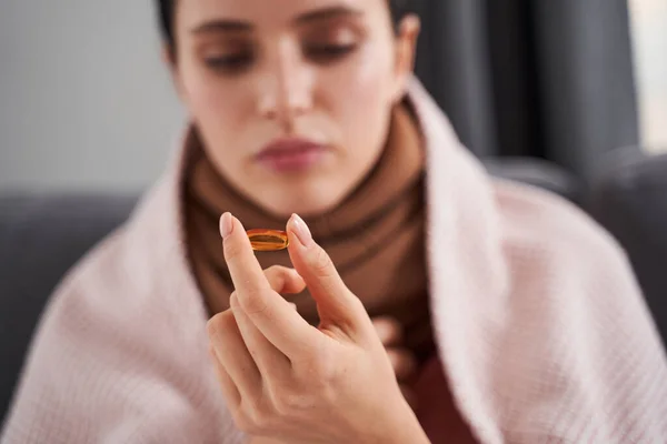 Mulher se preparando para tomar um comprimido — Fotografia de Stock