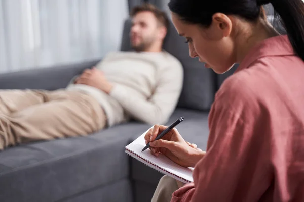 Psicoterapeuta escuchando a su paciente sobre problemas — Foto de Stock