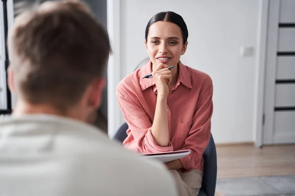 Psycholoog in gesprek met haar patiënt — Stockfoto