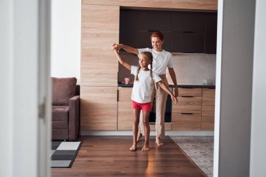 Anne çocuğuyla vakit geçirmekten hoşlanıyor.