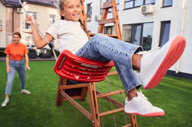 Aile dışarıda eğleniyor.