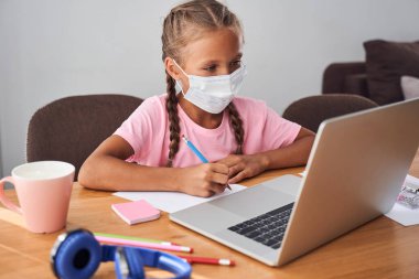 Kızın evde online dersi var.