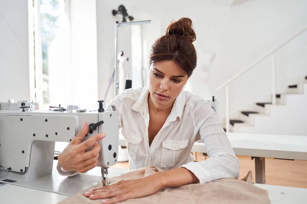 Mulher costura em uma máquina de costura industrial — Fotografia de Stock