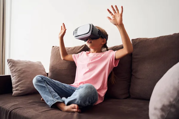 Chica con dispositivo de tecnología VR — Foto de Stock