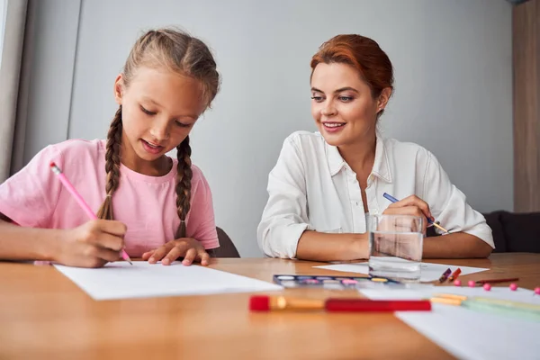 Mother and girl drawing together — Stock Photo, Image