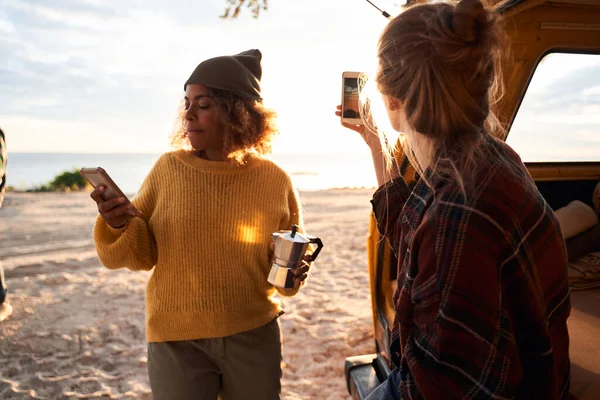 Flickor som använder smartphones i naturen — Stockfoto