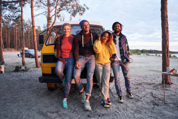 Gente de pie cerca del coche — Foto de Stock