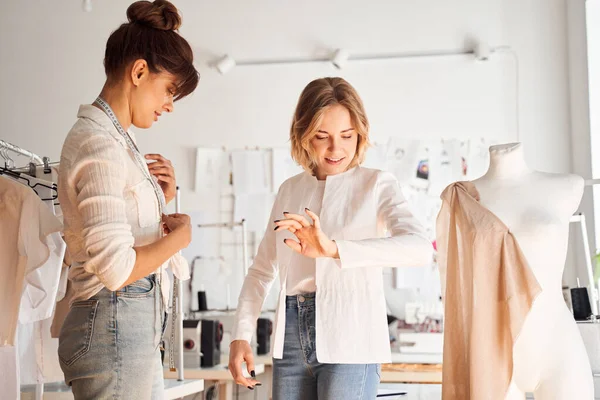 Cliente probándose una camisa sin terminar — Foto de Stock