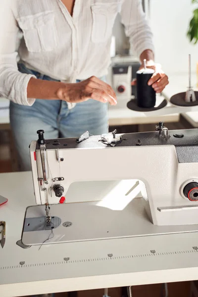 Femme couture couture sur machine à coudre — Photo