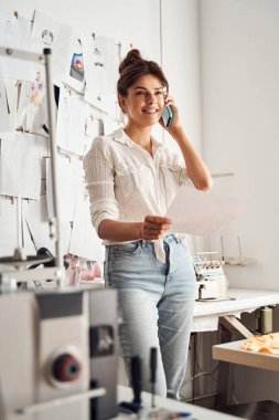 Elinde robot resimle duran bir kadın.