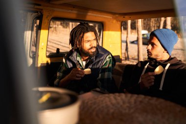 Günbatımında konuşan adamlar