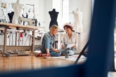 Tasarımcı ve asistanı eğleniyor.