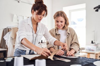 Terziler yeni bir koleksiyon üzerinde çalışıyorlar.