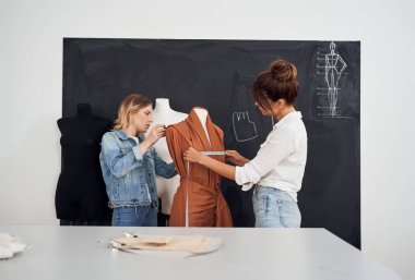 Tasarımcı kalçaların uzunluğunu ölçer