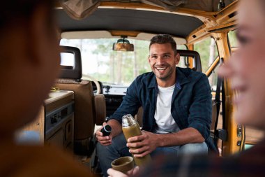 Karavanda oturan adamlar.