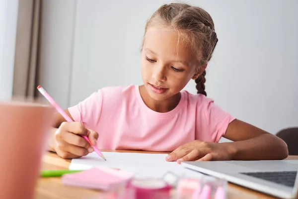 Niño sosteniendo crayones y pintura — Foto de Stock