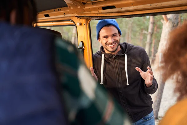 Hombre contando chistes divertidos a sus amigos — Foto de Stock