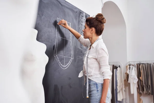Žena kresba na tabuli vzory — Stock fotografie
