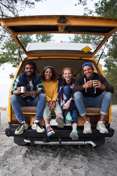 Amigos descansando en el coche — Foto de Stock