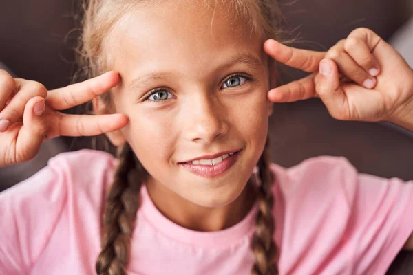 Porträt eines lächelnden Mädchens, das in die Kamera blickt — Stockfoto