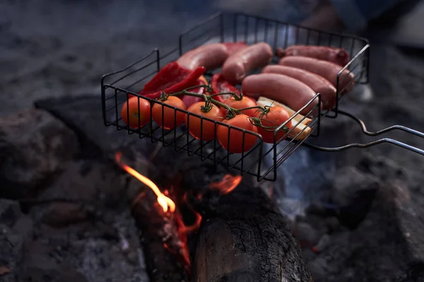 Smažené klobásy a zelenina na grilu — Stock fotografie