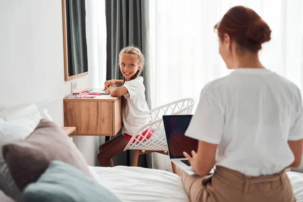 Vrouw aan de laptop — Stockfoto