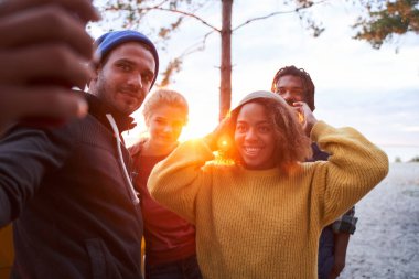 Arkadaşlar eğleniyor ve grup fotoğrafı çekiyor.