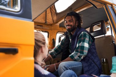 Karavanda dinlenen kadın ve erkek