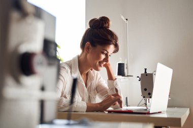 Dizüstü bilgisayara bakarken tasarımcı seviniyor