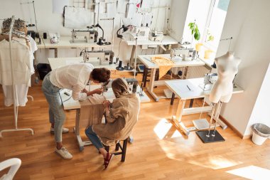 Tasarımcı ve asistanı birlikte çalışıyor.