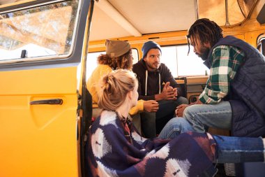 Arkadaşlar bir şey tartışıyor.