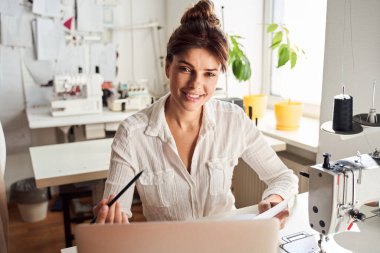 Dikiş makinesi olan terzi.