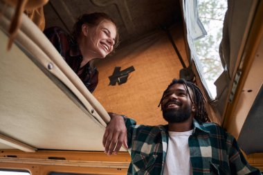 Arkadaşlar birbirlerine gülerler.