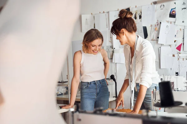 Les concepteurs travaillent ensemble de manière rêveuse — Photo