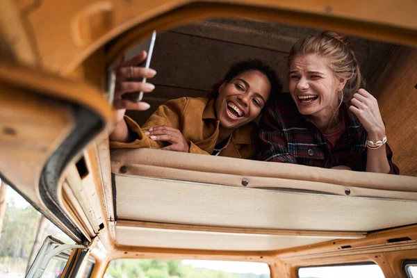 Meninas fazendo selfie no carro — Fotografia de Stock