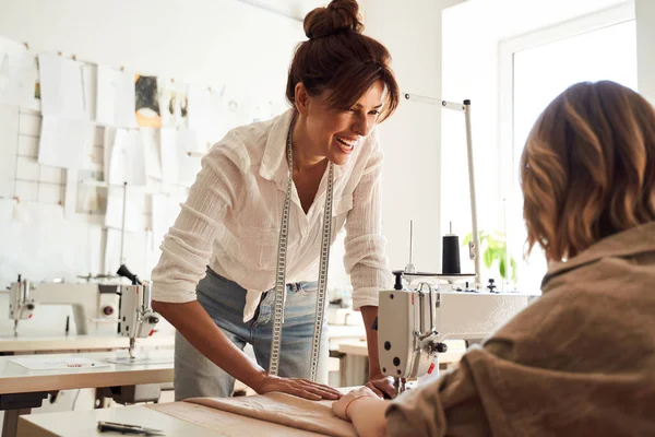 Seamstress enseignement fille travaillant avec machine à coudre — Photo