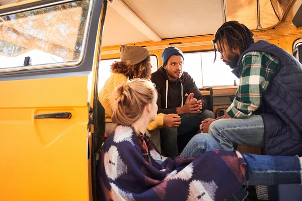 Arkadaşlar bir şey tartışıyor.