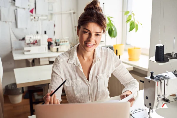 Dikiş makinesi olan terzi.