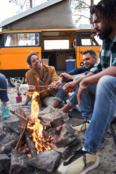 Amigos tostando malvavisco al fuego — Foto de Stock