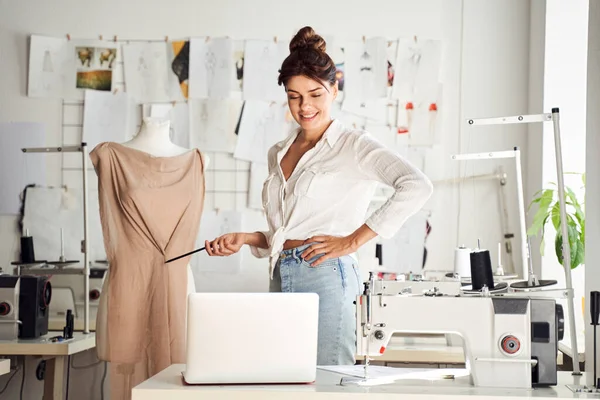 Designer de moda dizendo como costurar um vestido — Fotografia de Stock