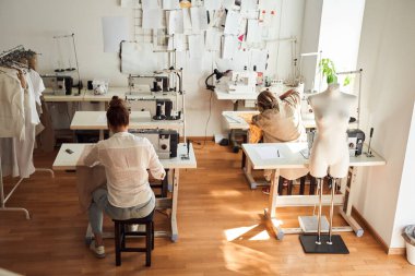 Tasarımcılar yeni koleksiyonları için çalışıyorlar