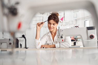 Tasarımcı atölyesinde çalışıyor.