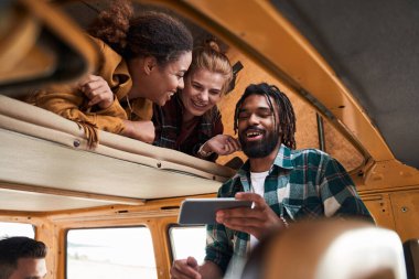 Arkadaşlar video izlerken yüksek sesle gülüyorlar.