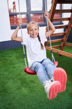 Salıncakta sallanan kız öğrenci