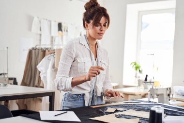 Tasarımcı atölyesinde çalışıyor.